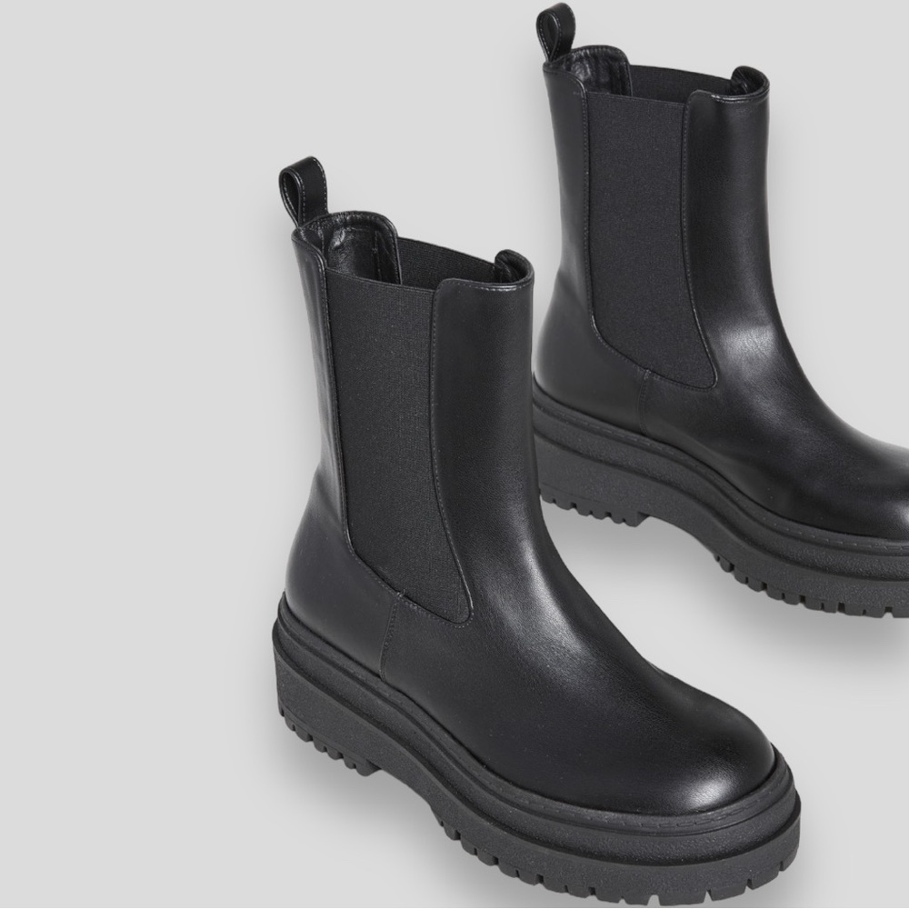 Good American Pull On Lug Thick Sole Chunky Chelsea Black Boots - Picture 4 of 10